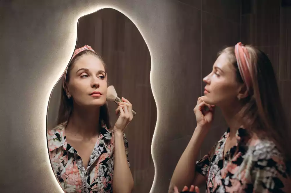 Nepravidelne zrkadlo s podsvietením LED škvrna