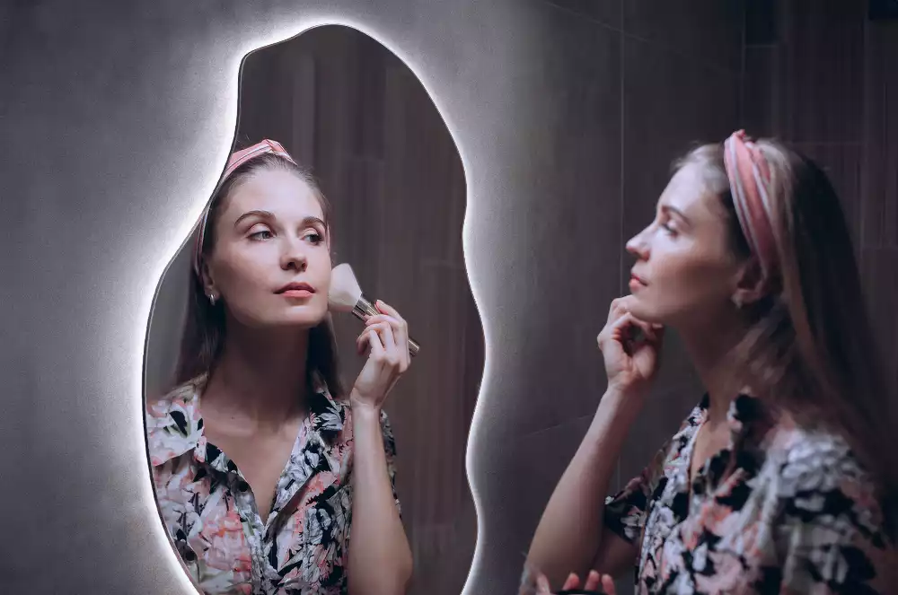 Nepravidelne zrkadlo s podsvietením LED škvrna