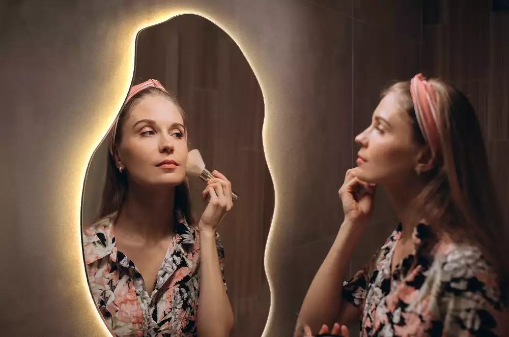 Nepravidelne zrkadlo s podsvietením LED škvrna