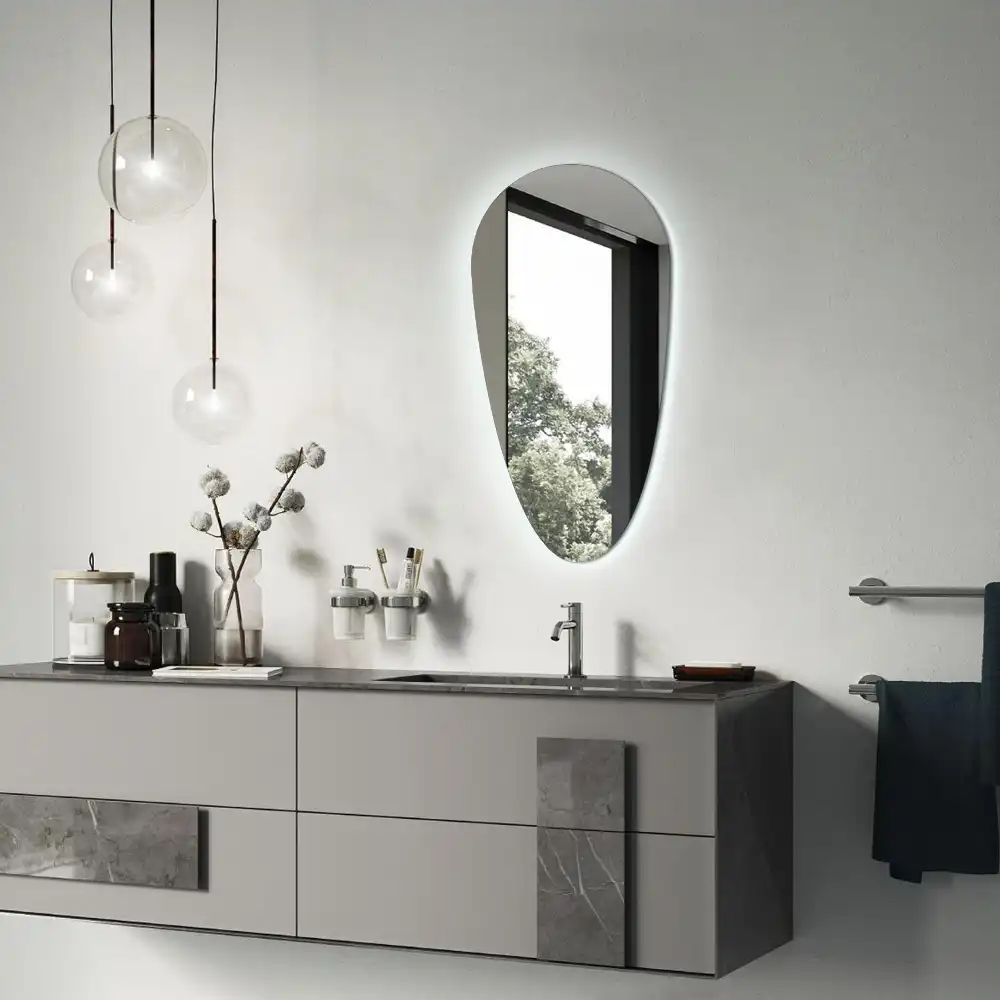 Nepravidelne zrkadlo kvapka podsvietené