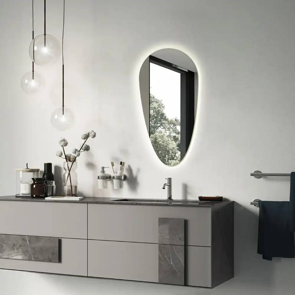 Nepravidelne zrkadlo kvapka podsvietené