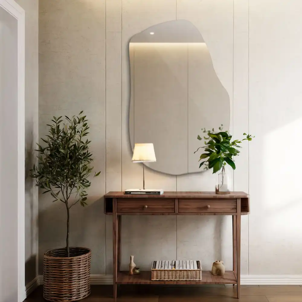 Nepravidelne zrkadlo s módnym akcentom