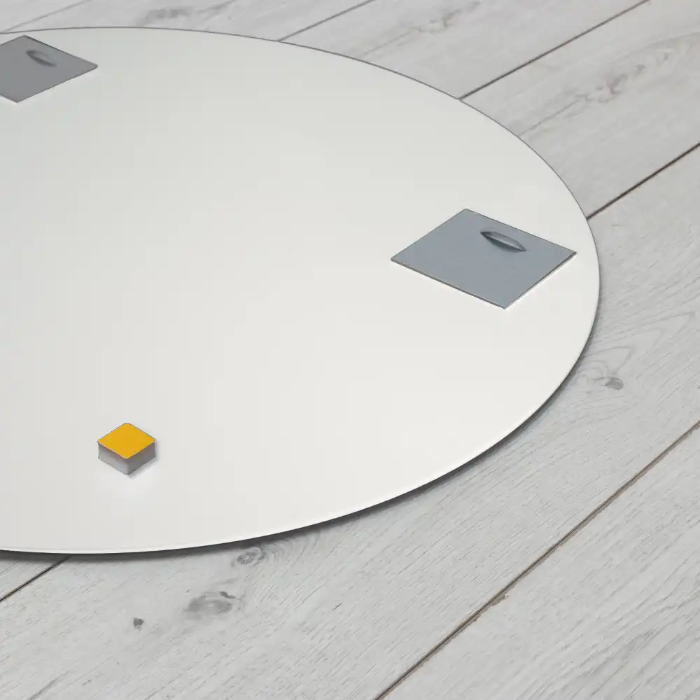 Okrúhle zrkadlo visiace v bielom ráme