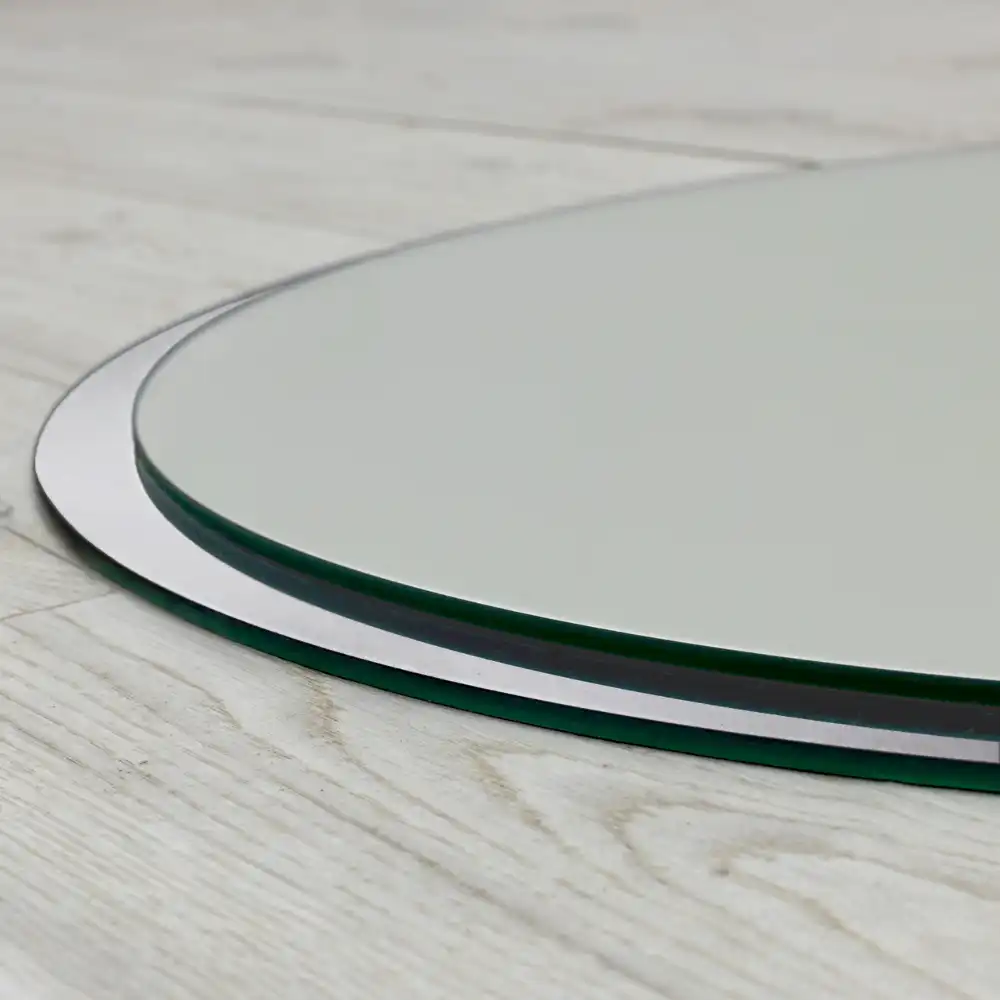 Okrúhle zrkadlo visiace v bielom ráme