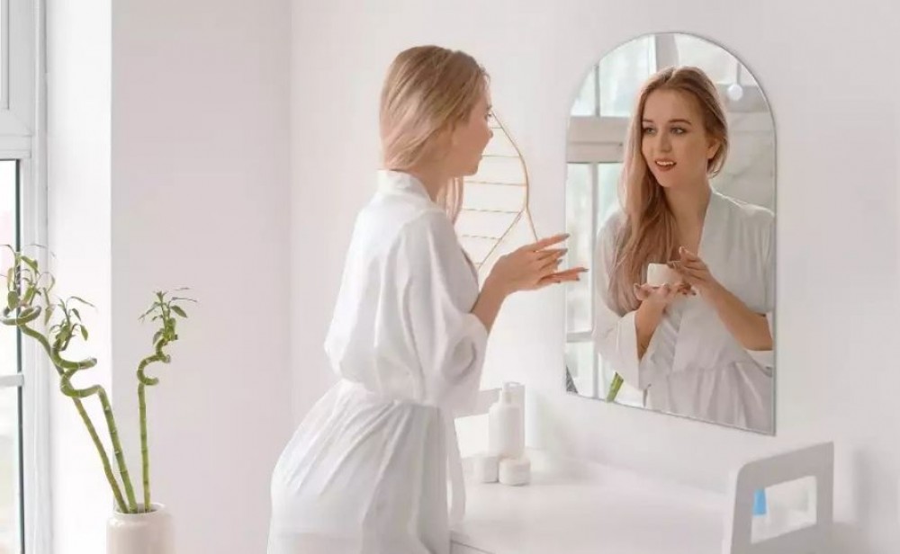 zrkadlo nad toaletným stolíkom
